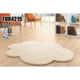 画像1: 東リ ラグ　TOR4215　130cm× 170cm　<br>ふわふわした感触が気持ちいい雲形ラグ。ゆっくりとくつろげます。 (1)