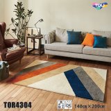 画像: 東リ ラグ TOR4304 140cm×200cm 青とオレンジのラインがアクセントの、ミッドセンチュリーなデザイン。どこか懐かしいカラー＆パターンで、空間にあたたかみを与えてくれます。